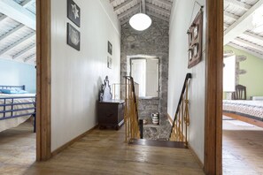 3 chambres, coffres-forts dans les chambres, fer et planche Ă repasser