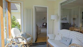 スマートテレビ、暖炉、DVD プレーヤー、書庫