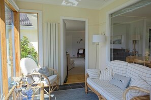 تلفزيون ذكي، مدفأة، مشغل دي في دي، كُتُب