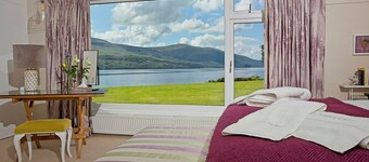 Loch puolella talo upeat Mountain ja Loch Views