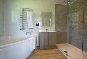 Badewanne, Haartrockner, Handtücher, Seife