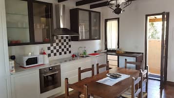 KylskÄp, mikrovÄgsugn, ugn och spishÀll