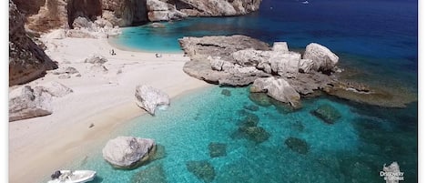 Playa en los alrededores y toallas de playa