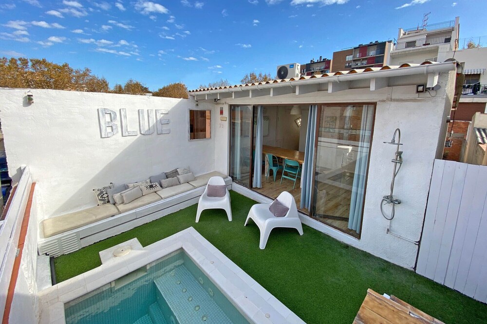 Blue house. House with private pool. Next to the beach