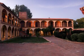 Front of property - evening/night - Hosteria Del Inca (Humahuaca)