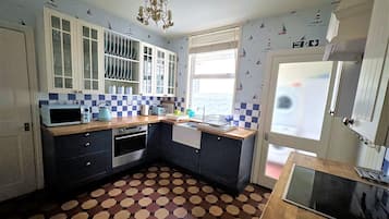 KĂŒhlschrank, Mikrowelle, Ofen, Herdplatte