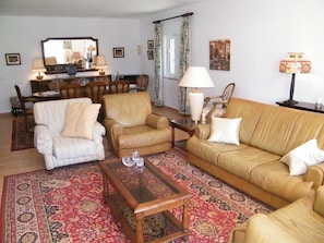 Smart TV, chimenea y tenis de mesa