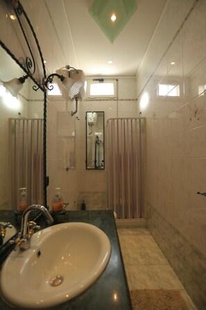 Ensemble baignoire-douche, séchoir à cheveux, bidet