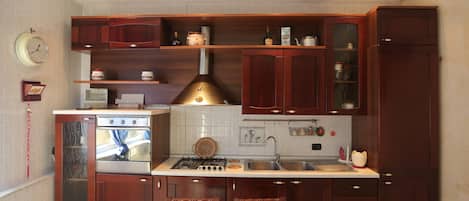 Frigorifero, microonde, forno, piano cottura