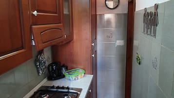 Fridge, oven, stovetop, coffee/tea maker