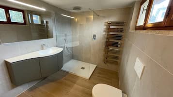 Combinazione doccia/vasca, asciugacapelli, bidet, asciugamani