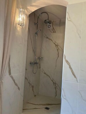 Combined shower/tub, hair dryer, bidet, towels