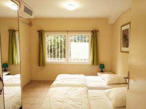 8 chambres, fer et planche à repasser, lit de bébé portatif