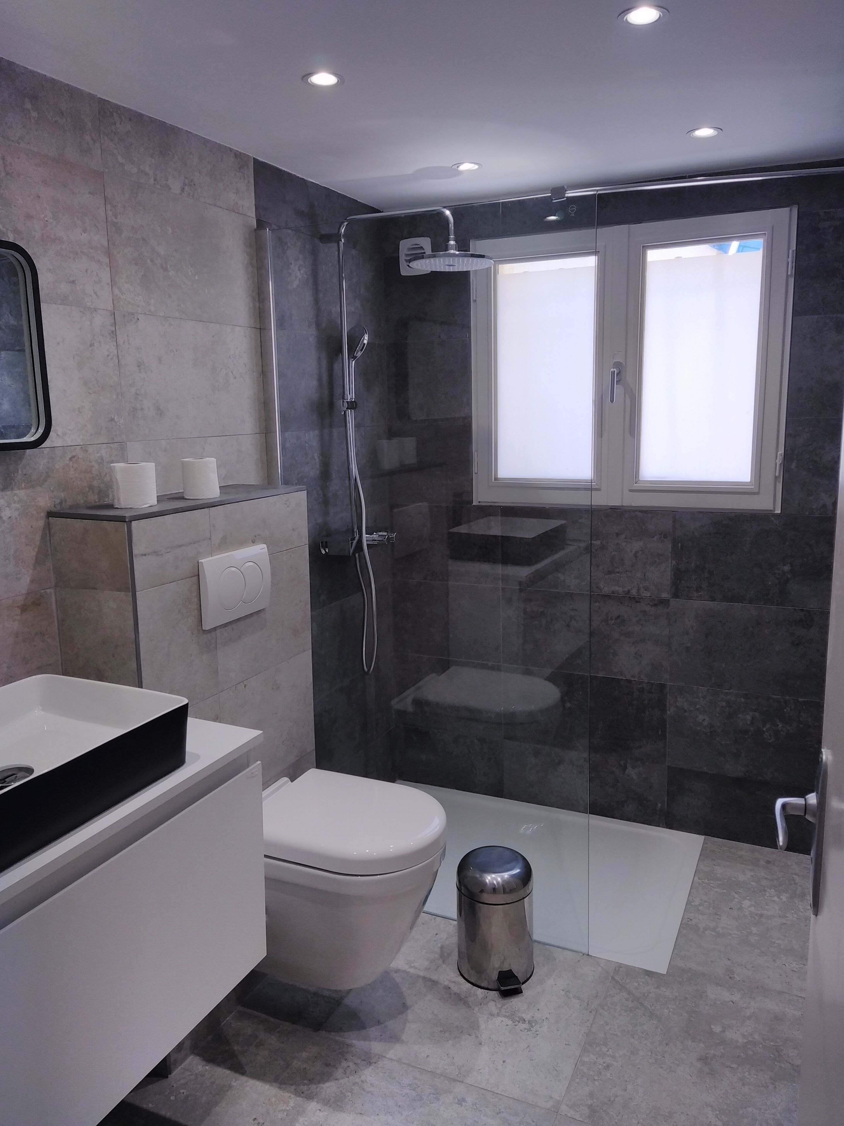 Baignoire, sèche-cheveux, serviettes fournies, papier toilette
