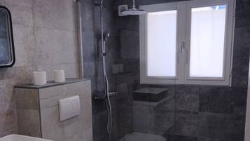 Baignoire, sèche-cheveux, serviettes fournies, papier toilette