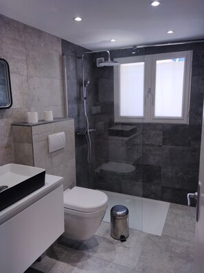 Baignoire, séchoir à cheveux, serviettes fournies, papier de toilette