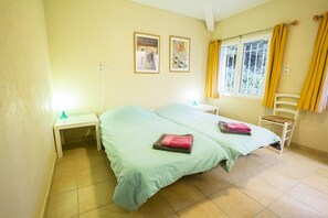 8 slaapkamers, een strijkplank/strijkijzer, reisbedje, gratis wifi