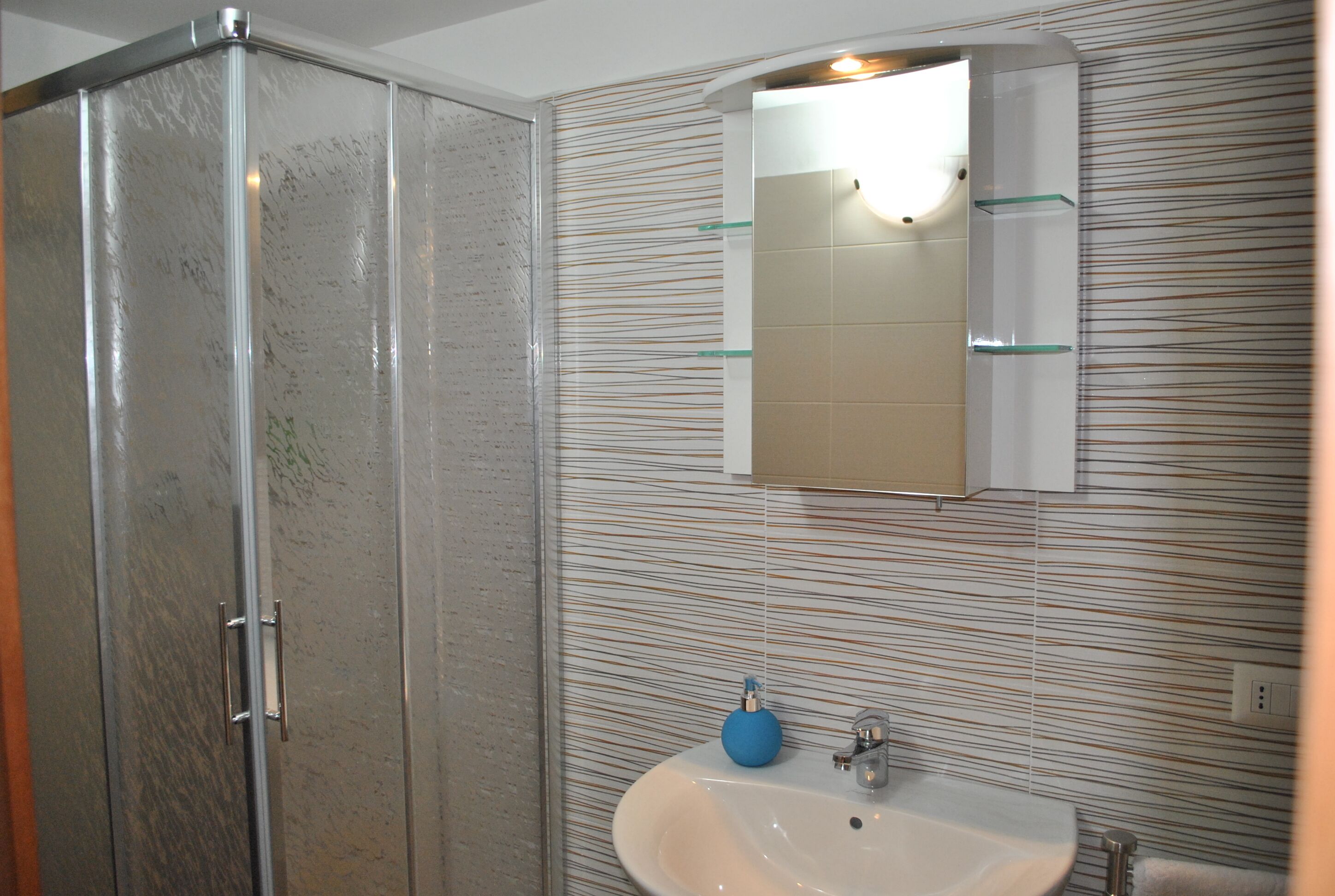 Een haardroger, handdoeken, zeep, toiletpapier