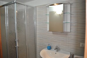 吹风机、毛巾、肥皂、卫生纸