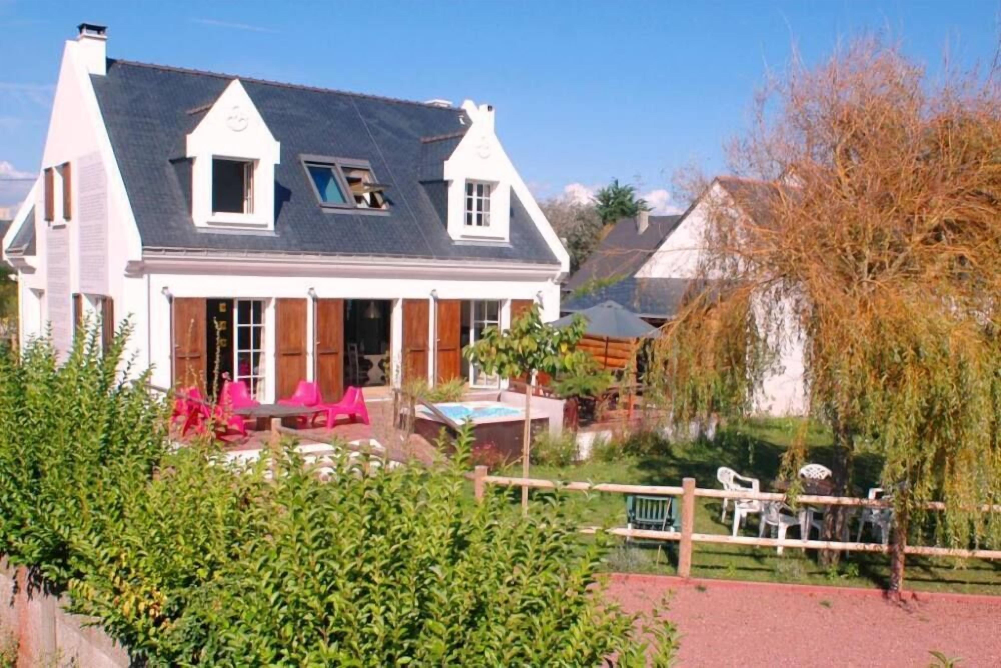 LA TURBALLE, 80 m from the beach, large STANDING VILLA with JACUZZI and garden