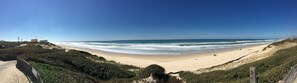 A beach with a clear view of the ocean, sandy shores, and some vegetation. - Luxury Villa Sleeps 8 with Private Heated Pool Nr Lake/Beach (Biscarrosse)