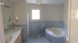 Baignoire, séchoir à cheveux, serviettes fournies