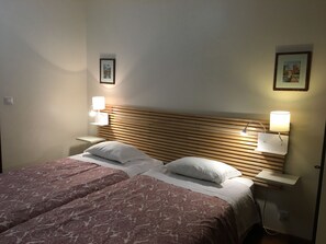 3 bedrooms, iron/ironing board, internet, bed sheets