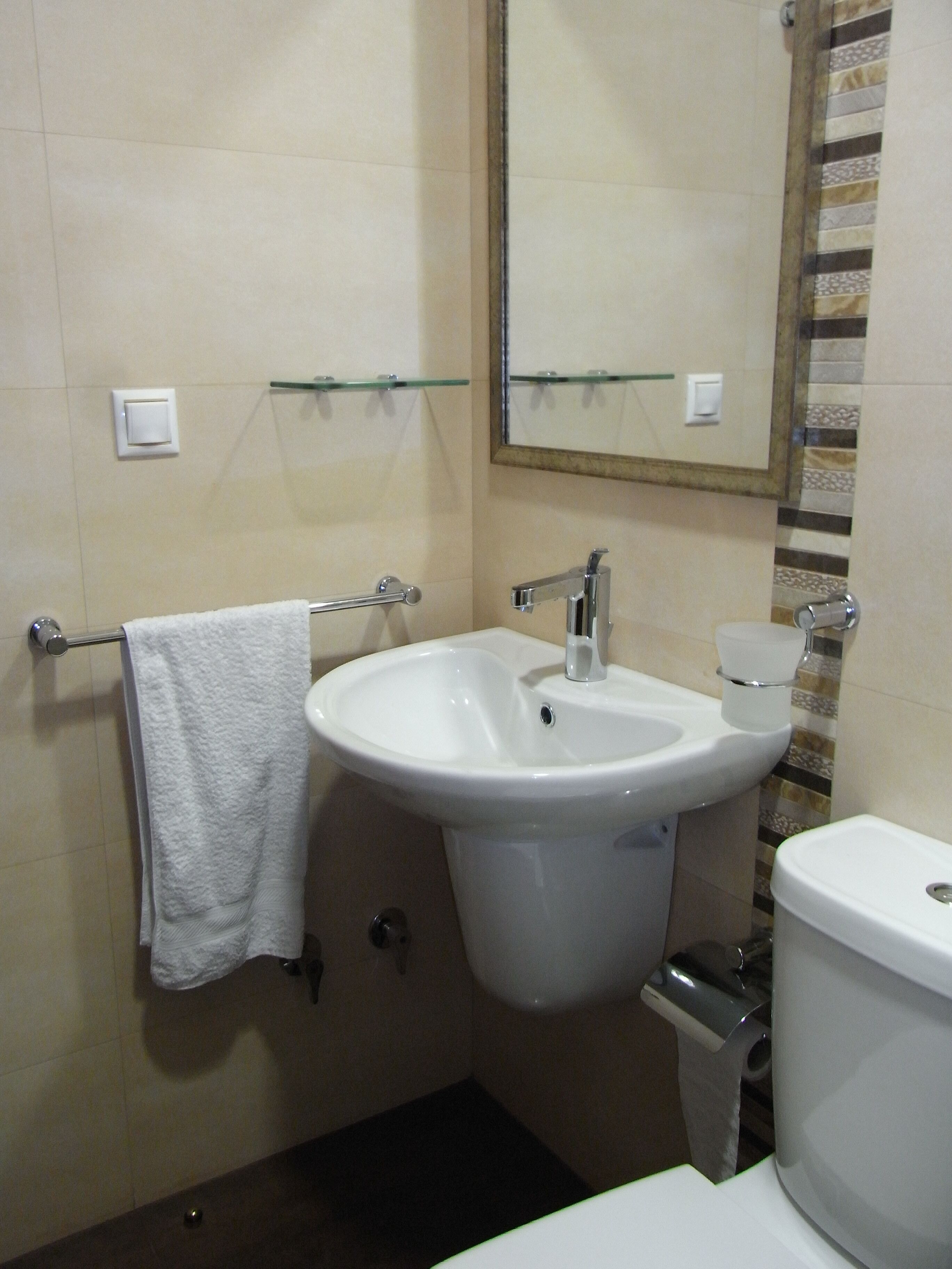 Een bad/douchecombinatie, een haardroger