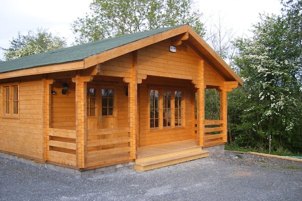 Außenansicht der Holzhütte