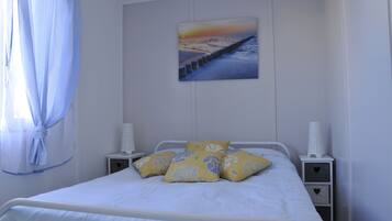 2 bedrooms, iron/ironing board, WiFi, bed sheets