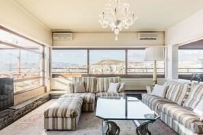 Smart TV - Exclusive Spacious Apartment with Expansive City Views. ST8 (Athina)