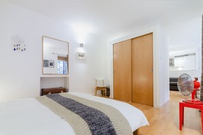 1 bedroom, iron/ironing board, free WiFi, bed sheets - Gorgeous Grassmarket Apartment! In quiet & secure courtyard in central Old Town (Edinburgh)