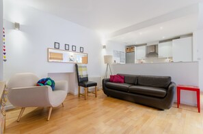 Smart TV, DVD player, books, video library - Gorgeous Grassmarket Apartment! In quiet & secure courtyard in central Old Town (Edinburgh)