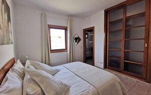 2 chambres, coffre-fort, fer et planche à repasser