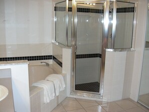 Duschwanne, Haartrockner, Handtücher, Toilettenpapier