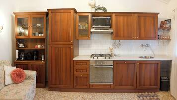 Frigorifero, microonde, forno, piano cottura