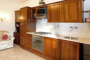 Frigorifero, microonde, forno, piano cottura
