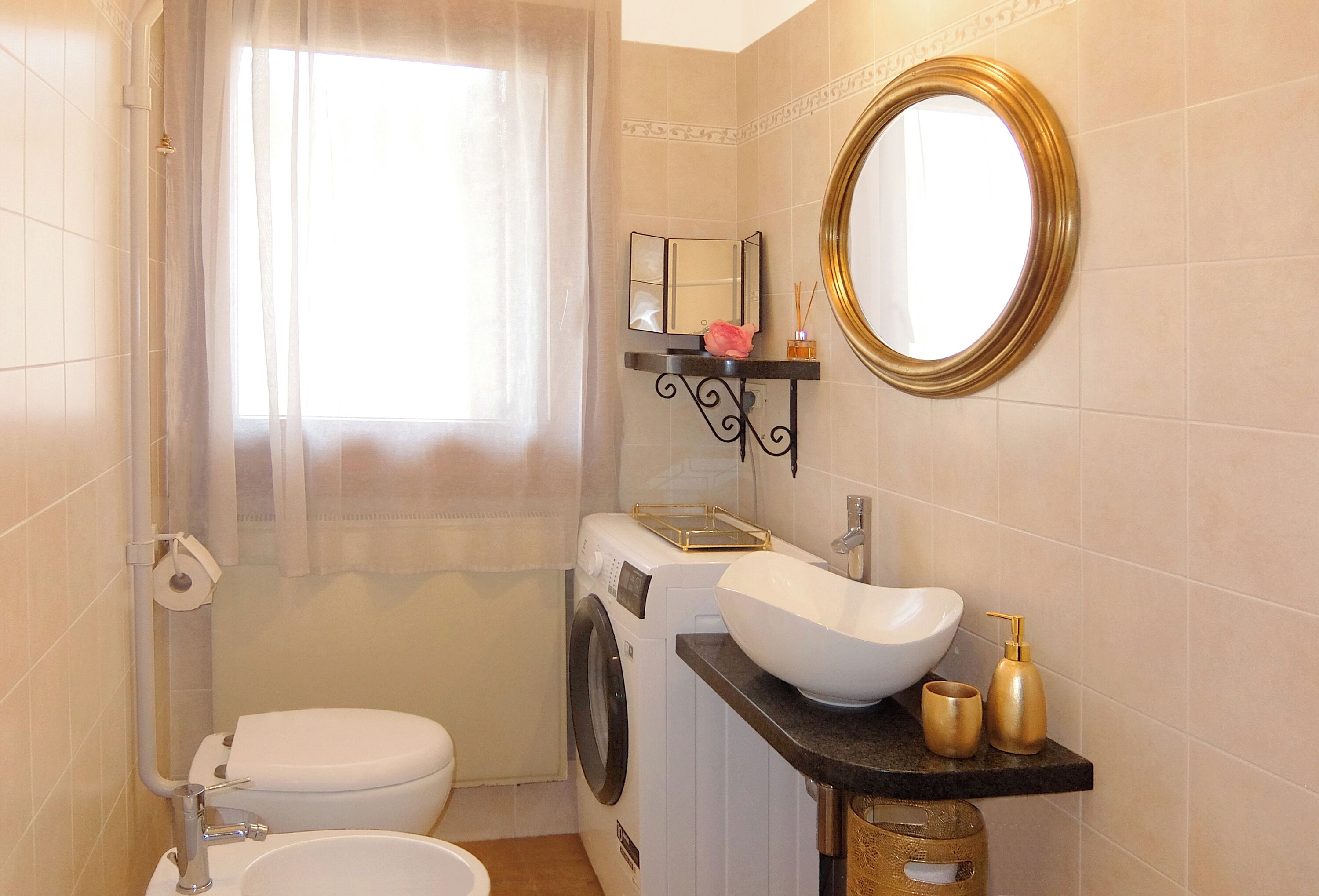 Combined shower/bathtub, hair dryer, bidet, towels