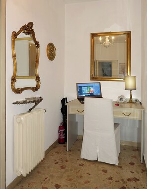 Interior - 'Palazzo Rossi' Apartment 3B in the old town with balcony, free parking and WiFi (Treviso)