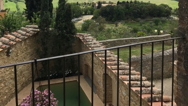 A balcony with a view of a green landscape, including hills and a tall tree. - Spacious house between Siena e Firenze with private swimming pool, A/C and Wi-Fi (Radicondoli)