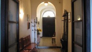 A narrow hallway with a bench on the left, a coat rack with a sunflower, and a door on the right. - Spacious house between Siena e Firenze with private swimming pool, A/C and Wi-Fi (Radicondoli)