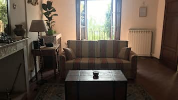 Smart-tv, pejs, dvd-afspiller, bøger