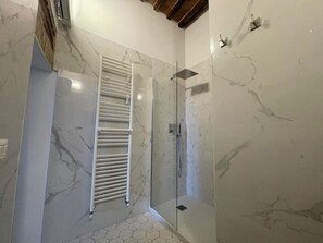Regadera, amenidades de baño ecológicas, secadora de cabello, bidet