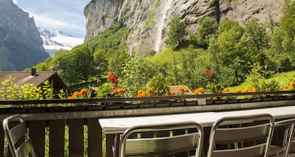 2 balcons, 1 terrasse, vue de la cascade, les montagnes, riviĂšre, WENGEN, TRAINS,