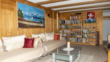 Fernseher, DVD-Player, Bücher, Musikbibliothek