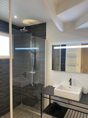Een douche, een haardroger, handdoeken