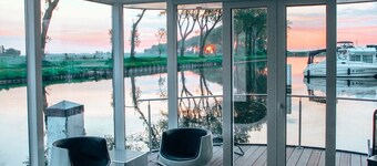 Homeboat Glamping Loft on the water
