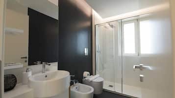 Dusche, Haartrockner, Bidet