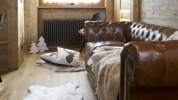 2 bedrooms, iron/ironing board, bed sheets