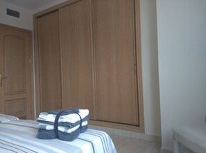 3 habitaciones, tabla de planchar con plancha, wifi y ropa de cama 